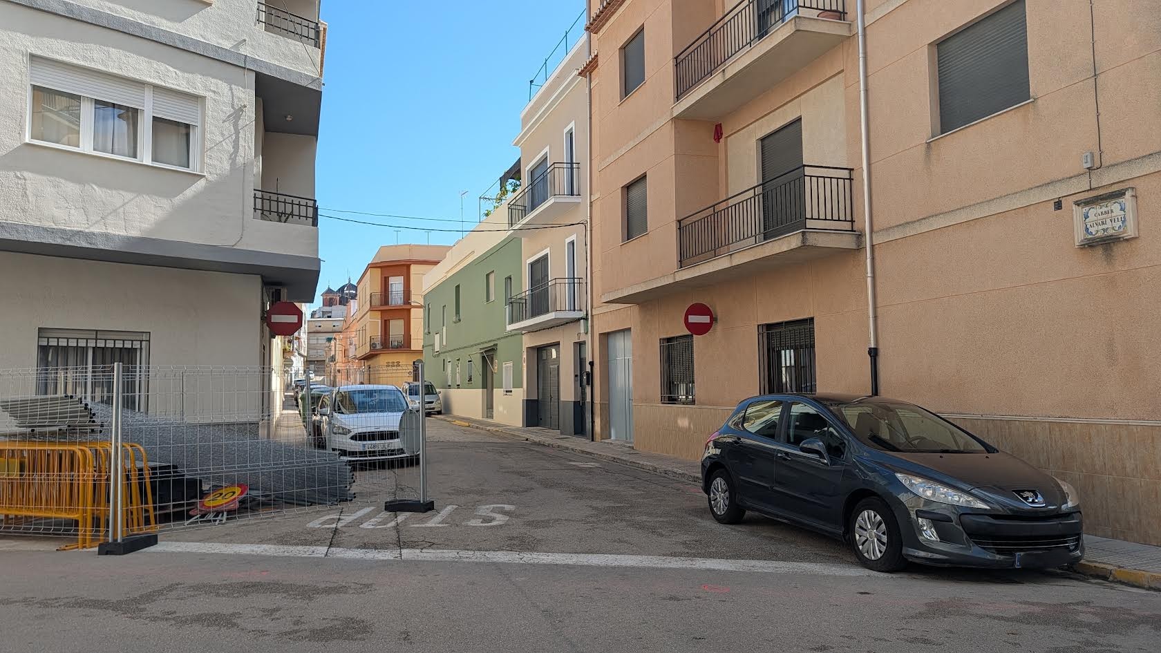 La calle Calvari Vell, donde se prevé renovar las redes de servicios y el pavimento.